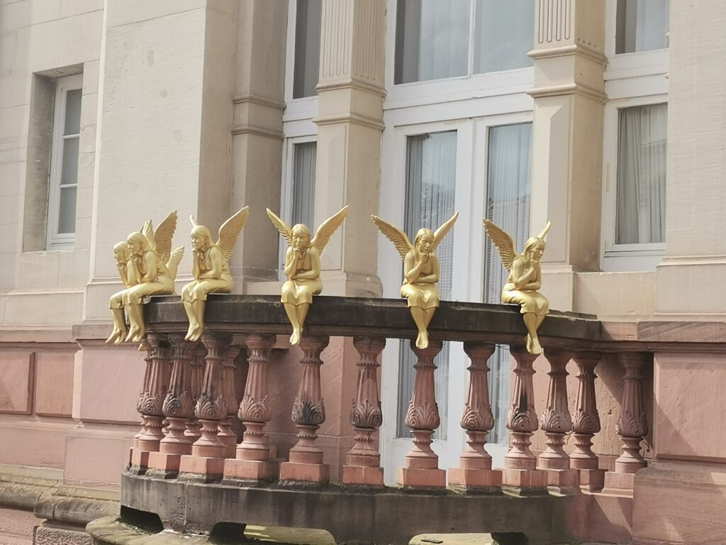 Friedrichsbad erhielt ein Balkon himmlischen Besuch von 7 goldenen Engelsfiguren. 